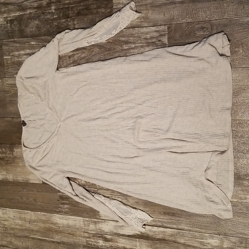 Lace sleeve long sleeve shirt